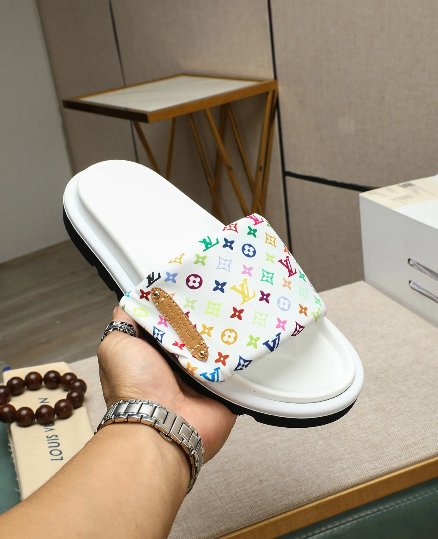 Factory price 360 ​​🐢🐢Men's shoes for couples, with drawer box [LOUIS VUITTON] Louis Vuitton, the latest LV official website printed wallet and men's and women's slippers 🔥🔥🔥 are now on the market. The drawer box is packaged with cloth bags and cards. The upper pattern looks very soft and waxy, and is a super versatile leg slimming tool. Fabric: Imported denim/down silk cotton embossed, LV hardware LOGO, official website pattern printing, lining: water-dyed sheepskin down filling, comfortable to wear, feet: high-elastic PU water platform. Sole: foam sole, heel height: about 5cm. Code number 36-44, (35 45 customized)